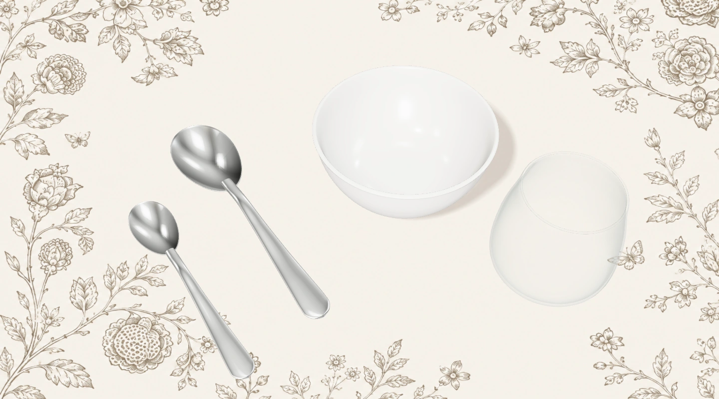 Löffel, eine weiße Schale und ein klares Glas aus der Starkitchen-Sammlung